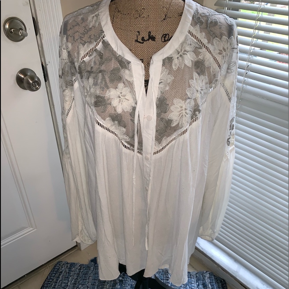 Gimmick floral embroidered peasant shirt